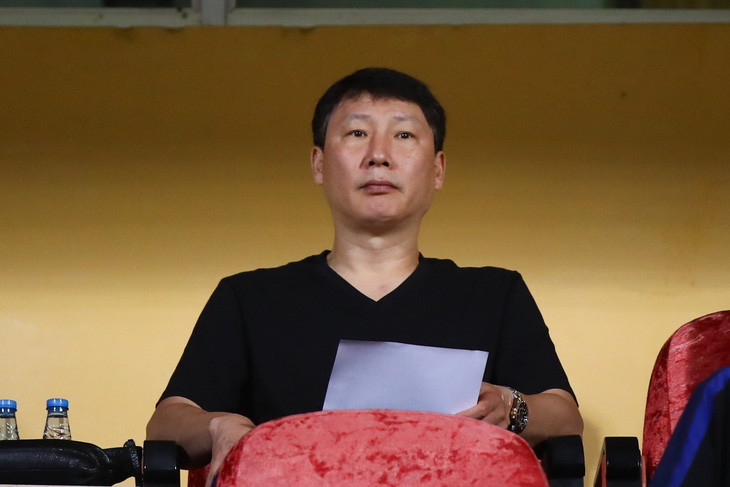 HLV Kim Sang Sik tiếp tục dự khán trận đấu của Thể Công - Viettel - Ảnh: MINH ĐỨC