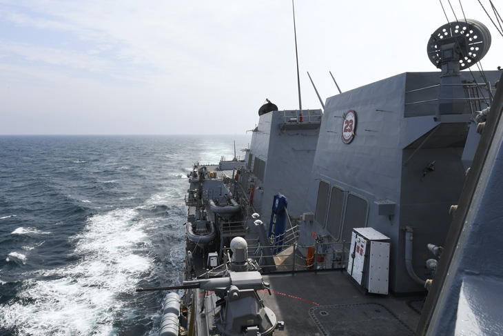Tàu khu trục tên lửa dẫn đường USS Halsey, lớp Arleigh Burke, của hải quân Mỹ, đi qua eo biển Đài Loan, ngày 8-5 - Ảnh: 7TH FLEET