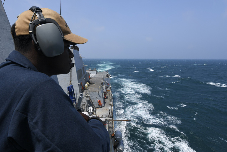 Quân nhân trên tàu USS Halsey đi qua eo biển Đài Loan - Ảnh: 7TH FLEET