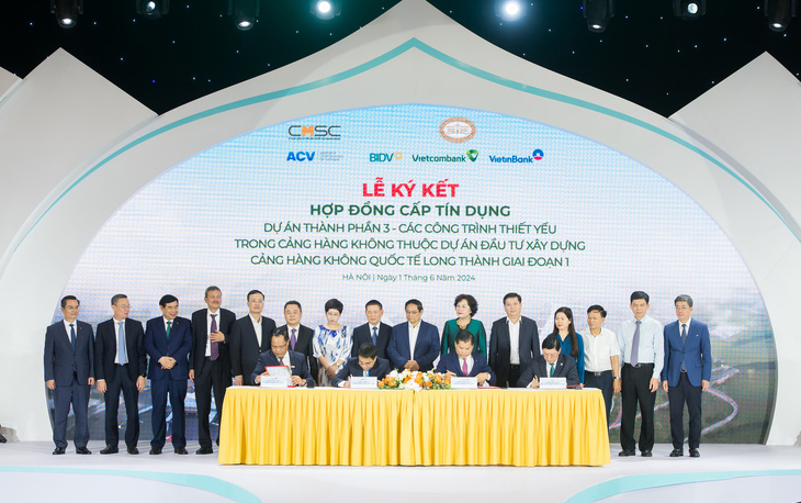 Đại diện Vietcombank, VietinBank, BIDV và ACV ký kết hợp đồng cấp 1,8 tỉ USD cho dự án sân bay Long Thành - Ảnh: VCB