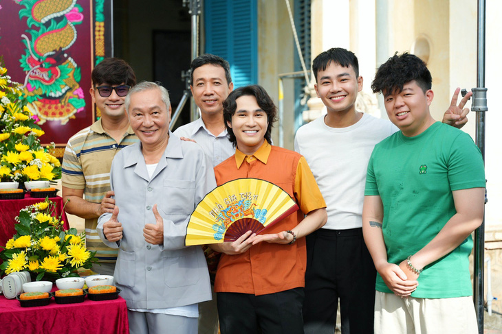 Các diễn viên nam trong Nhà gia tiên (từ trái qua): Huỳnh Đông, Đào Anh Tuấn, Mai Thế Hiệp, Huỳnh Lập, Nguyễn Anh Tú