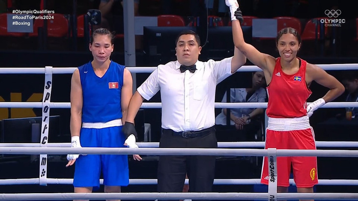 Hà Thị Linh (áo xanh) để thua trước tay đấm hạng 8 thế giới Agnes Alexiusson ở bán kết vòng loại Olympic 2024 - Ảnh chụp màn hình