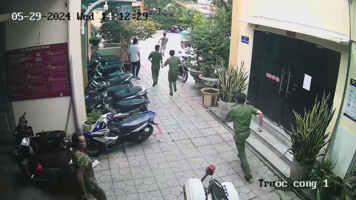 Nhiều cán bộ, chiến sĩ trong Công an phường Tam Bình biết vụ việc cũng hỗ trợ đuổi theo - Ảnh: Cắt từ video