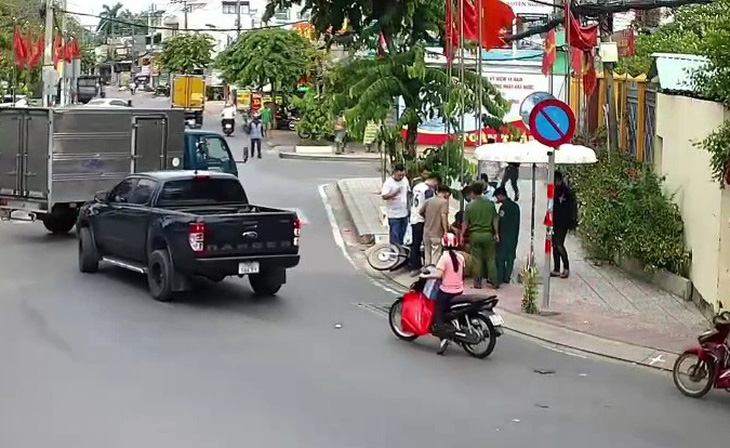 Nghi phạm bị giữ lại ngay trước trụ sở Công an phường và UBND phường Tam Bình - Ảnh: Cắt từ video