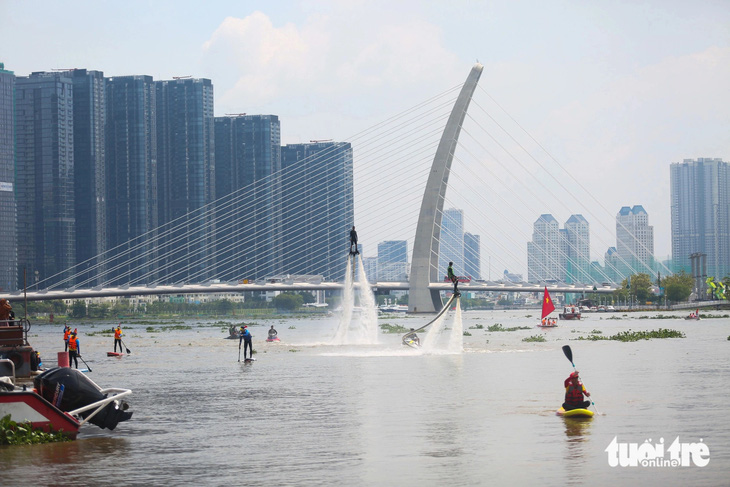 Trình diễn bay bằng ván phản lực và lướt ván trên sông Sài Gòn - Ảnh: PHƯƠNG QUYÊN