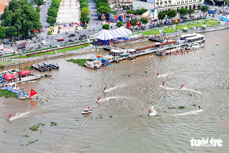Bờ sông Sài Gòn được khuấy động với loạt hoạt động thể thao dưới nước - Ảnh: PHƯƠNG QUYÊN