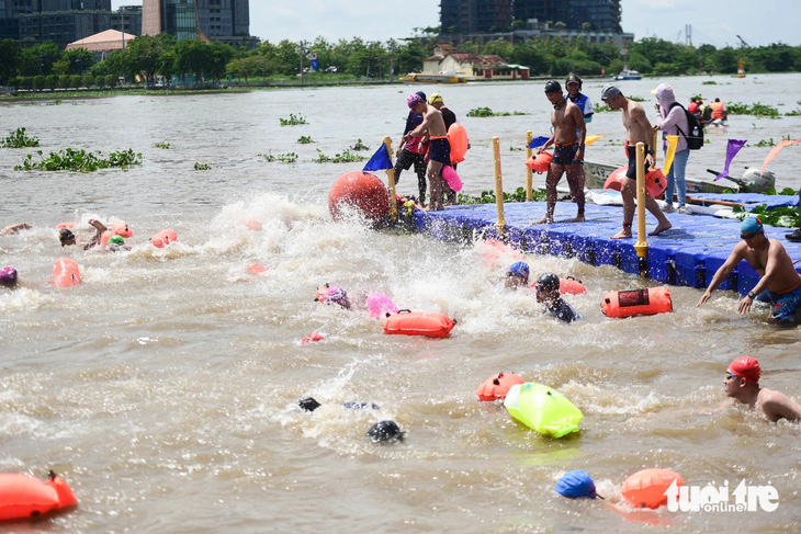 Nước sông và có nhiều bèo không cản được thành tích nổi bật của các vận động viên - Ảnh: PHƯƠNG QUYÊN