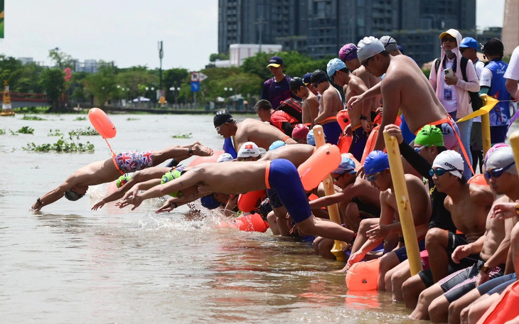 Lễ hội sông nước: Thi bơi, chèo ván đứng sôi nổi trên sông Sài Gòn