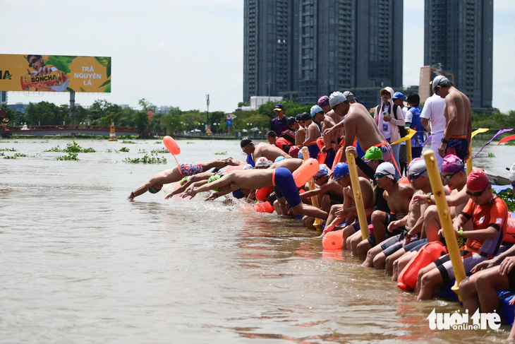 Gần 600 vận động viên đã tham gia đa dạng hoạt động dưới nước sáng 1-6 - Ảnh: PHƯƠNG QUYÊN