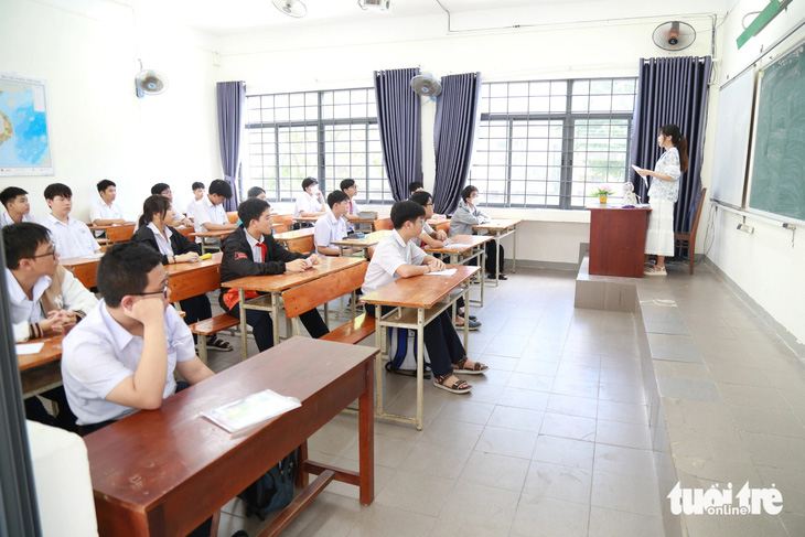 Thí sinh nghe quy chế thi sáng 1-6 tại điểm thi Trường THPT Phan Châu Trinh (Đà Nẵng) - Ảnh: ĐOÀN NHẠN 