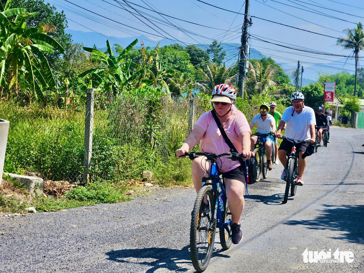 Các du khách ngoại quốc đạp xe khám phá tour đồng quê - Ảnh: MINH CHIẾN