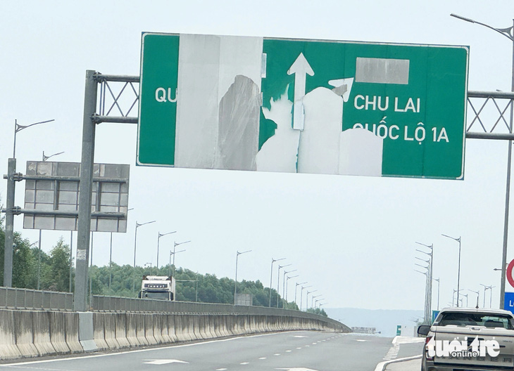 Biển báo trên cao tốc Đà Nẵng - Quảng Ngãi bị hư hỏng - Ảnh: LÊ TRUNG