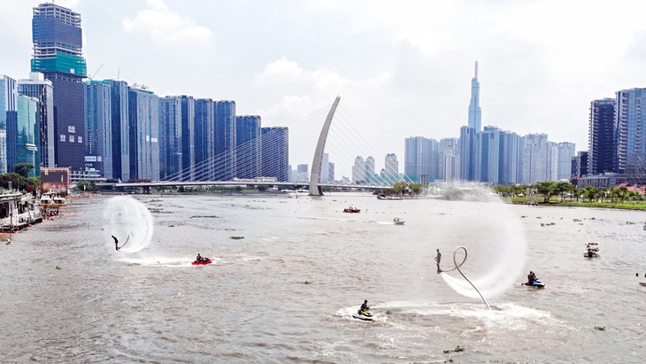 Trình diễn flyboarding và lướt ván trên sông Sài Gòn trong khuôn khổ Lễ hội sông nước TP.HCM 2024 - Ảnh: P.QUYÊN