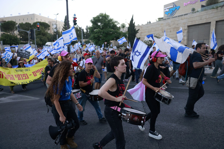 Đang có làn sóng phản đối Thủ tướng Netanyahu trong nước. Trong ảnh là người biểu tình phản đối chính phủ của ông Netanyahu ở Jerusalem, ngày 20-5 - Ảnh: AFP