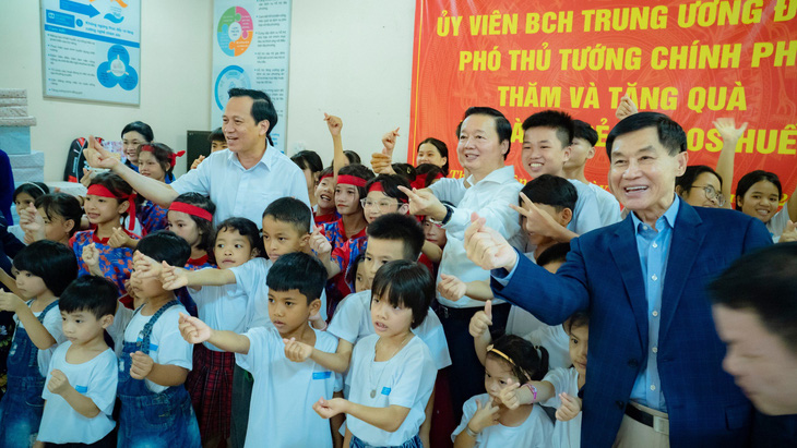 Phó thủ tướng Trần Hồng Hà và lãnh đạo Bộ Lao động, Thương binh và Xã hội thăm, tặng quà các bạn nhỏ ở Làng trẻ em SOS Huế - Ảnh: LÊ ĐÌNH HOÀNG