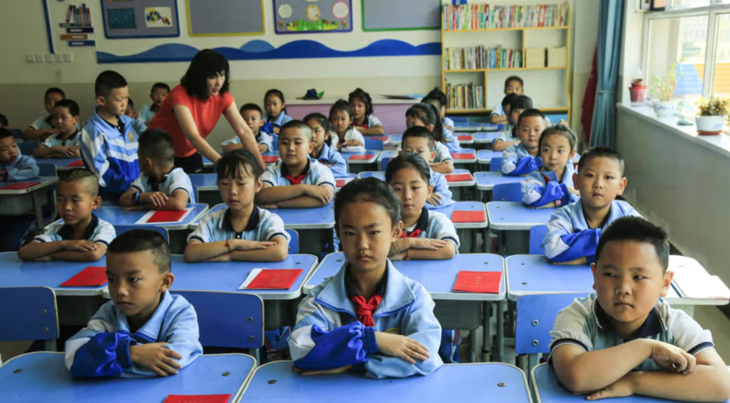 Học sinh trong lớp học tại một trường tiểu học ở thành phố Trương Dịch, tỉnh Cam Túc, Trung Quốc - Ảnh: AFP