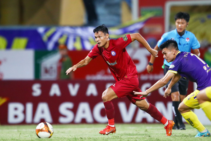 CLB Khánh Hòa (bên trái) thi đấu nỗ lực trong trận thua CLB Hà Nội - Ảnh: MINH ĐỨC