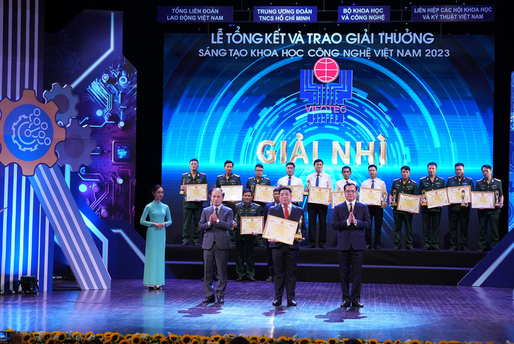 Ông Luân Quốc Hưng - phó tổng giám đốc Tổng công ty Điện lực TP.HCM (giữa, hàng đầu) - nhận giải nhì giải thưởng sáng tạo khoa học công nghệ - Ảnh: EVNHCMC