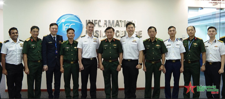 Các đại biểu Việt Nam và Singapore chụp ảnh chung tại Trung tâm chia sẻ thông tin an ninh hàng hải (IFC) - Ảnh: BÁO QĐND