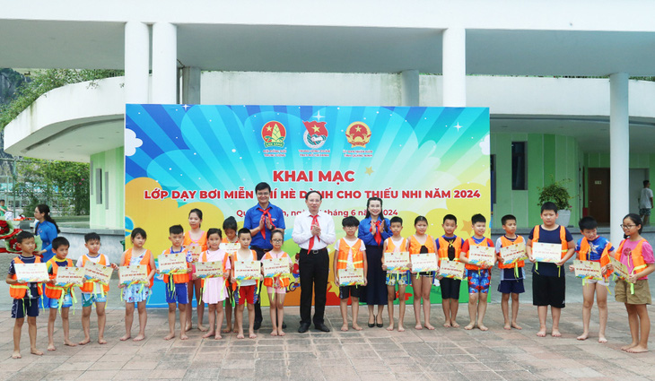 Lãnh đạo tỉnh Quảng Ninh và Trung ương Đoàn tại buổi khai mạc lớp dạy bơi miễn phí - Ảnh: T. CHUNG