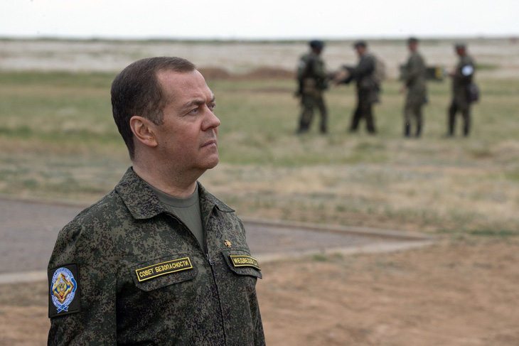 Phó chủ tịch Hội đồng An ninh Nga Dmitry Medvedev thăm trường bắn Prudboy ở khu vực Volgograd, miền Nam nước Nga - Ảnh: AFP