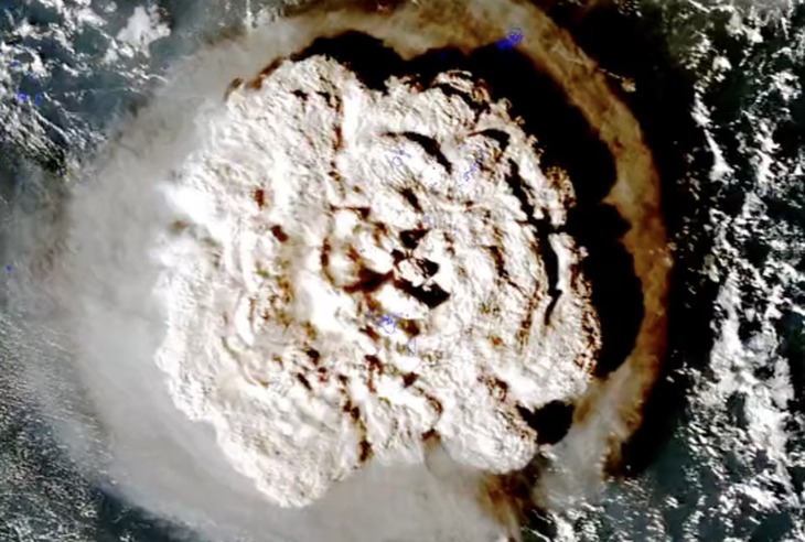 Vụ phun trào núi lửa Hunga Tonga hồi năm 2022 nhìn từ trên cao - Ảnh: NOAA/SSEC/CIMSS/REUTERS