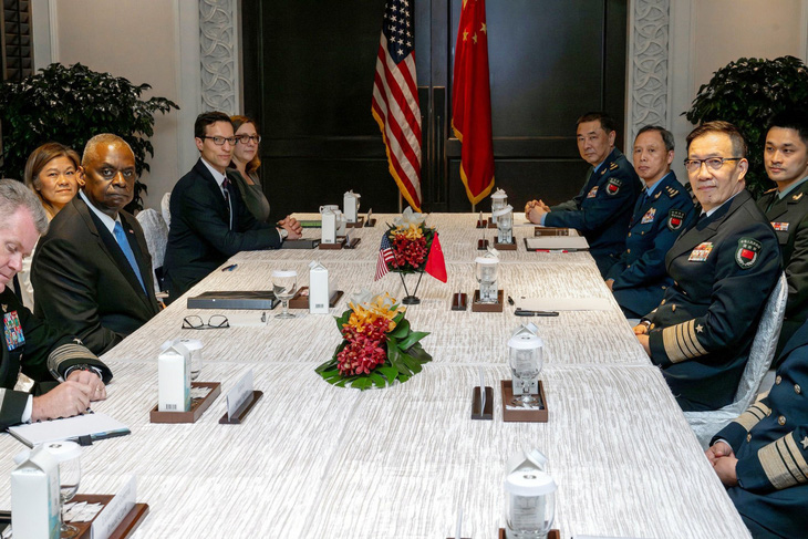 Bộ trưởng Quốc phòng Mỹ Lloyd Austin và Bộ trưởng Quốc phòng Trung Quốc Đổng Quân trong cuộc gặp song phương bên lề Đối thoại Shangri-La vào ngày 31-5 - Ảnh: Reuters