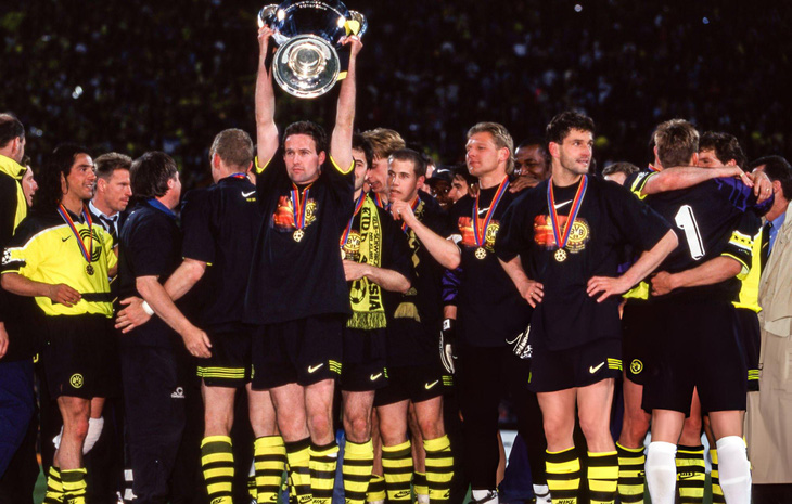 Paul Lambert nâng cao chiếc cúp vô địch Champions League năm 1997 cùng Dortmund - Ảnh: GETTY