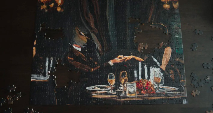 Nhiều khán giả tinh ý nhận ra, khung cảnh ngọt ngào trên bàn ăn này chính là bức tranh xếp hình xuất hiện trong teaser.