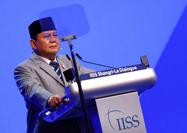 Ông Prabowo Subianto, bộ trưởng quốc phòng và tổng thống đắc cử Indonesia, phát biểu tại Đối thoại Shangri-La ở Singapore, ngày 1-6 - Ảnh: REUTERS