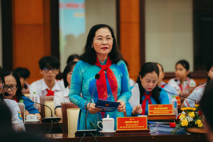 Bà Nguyễn Thị Lệ, chủ tịch HĐND TP.HCM, phát biểu cùng thiếu nhi tại buổi gặp - Ảnh: THANH HIỆP