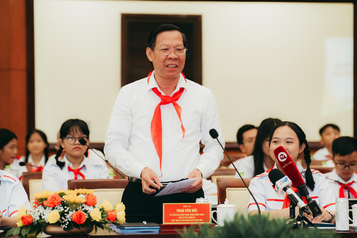 Chủ tịch UBND TP.HCM Phan Văn Mãi trao đổi các vấn đề trước phát biểu và đề xuất của thiếu nhi tại cuộc gặp - Ảnh: THANH HIỆP