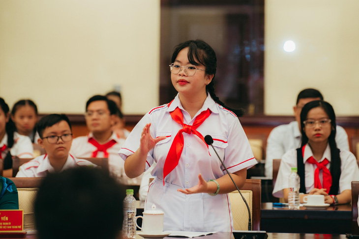 Nguyễn Ngọc Ngân (quận 5) mong học sinh TP.HCM được cải thiện khả năng ngoại ngữ, học tập thành công dân toàn cầu - Ảnh: THANH HIỆP