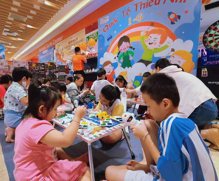 Siêu thị Co.op Xtra (Vạn Hạnh Mall, quận 10) mở thêm không gian vui chơi cho trẻ em nhân dịp Tết thiếu nhi 1-6 tại siêu thị - Ảnh: NHẬT XUÂN