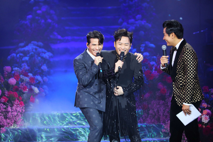 Tùng Dương song ca với đàn em Quốc Thiên trong live show tối qua - Ảnh: LƯƠNG DUY TIẾN