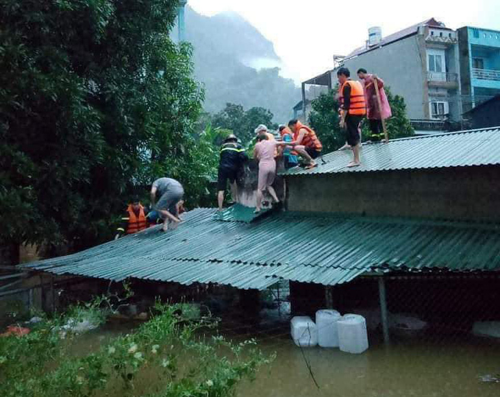 Lực lượng cứu hộ giải cứu người dân bị mắc kẹt do ngập lụt - Ảnh: H.GIANG