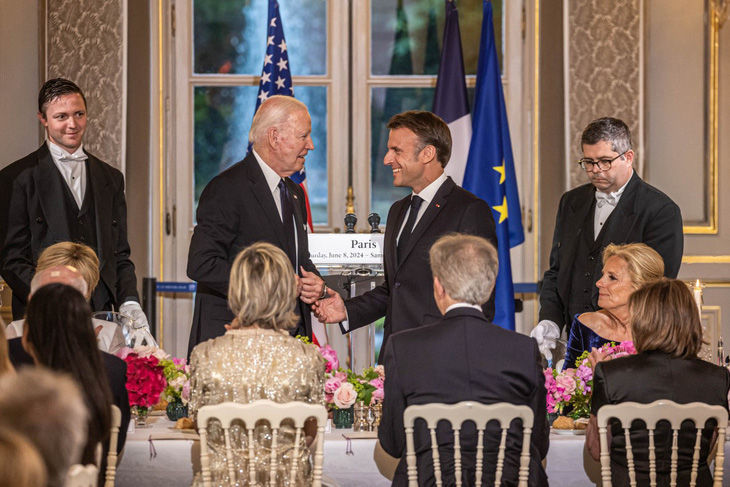 Tổng thống Pháp Emmanuel Macron và Tổng thống Mỹ Joe Biden trong bữa tiệc chiêu đãi tại Điện Elysee ở Paris, khi ông Biden thăm Pháp hôm 8-6 - Ảnh: AFP