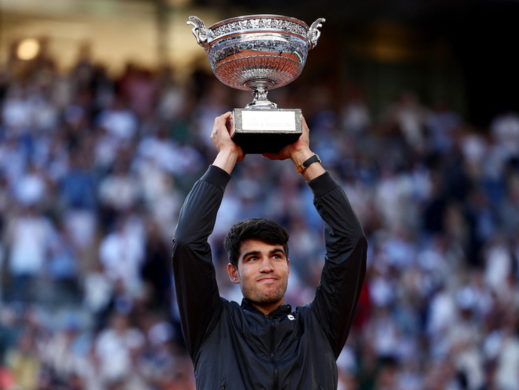 Carlos Alcaraz với chức vô địch Roland Garros 2024 - Ảnh: REUTERS