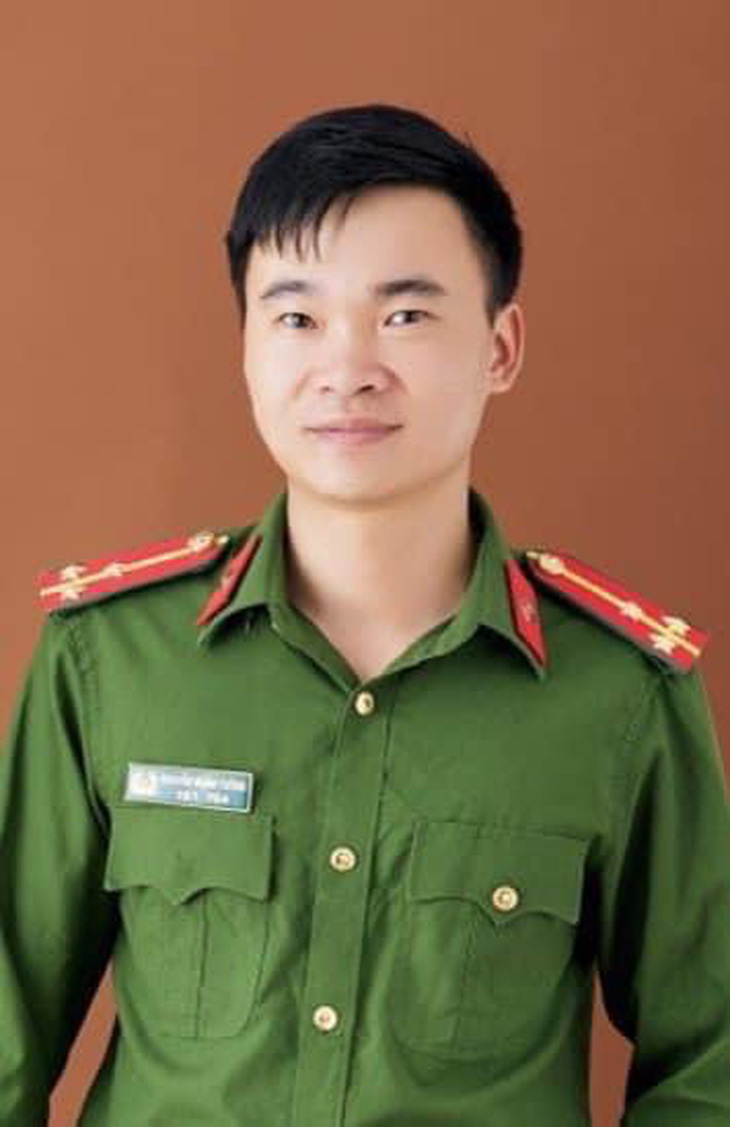 Thượng úy Nguyễn Mạnh Tường - cán bộ cứu người dân trong dòng nước lũ - Ảnh: Công an cung cấp
