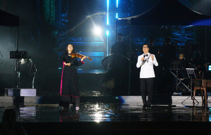 Ca sĩ Quang Dũng cùng nghệ sĩ violin Hàn Quốc Jmi Ko trình diễn bài Diễm xưa - Ảnh: NHẬT LINH