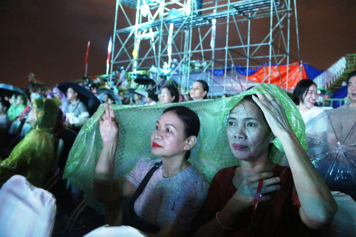 Hàng ngàn khán giả đội mưa lớn để nán lại, "đối thoại" cùng cố nhạc sĩ Trịnh Công Sơn - Ảnh: NHẬT LINH