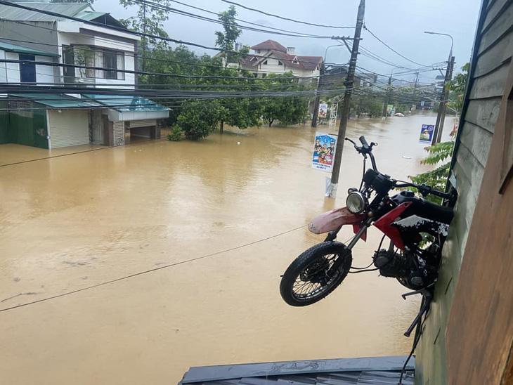 Cả một khu vực chợ Phương Thiện (Hà Giang) ngập sâu, có nơi ngập sâu 2m - Ảnh: Nguyễn Cường