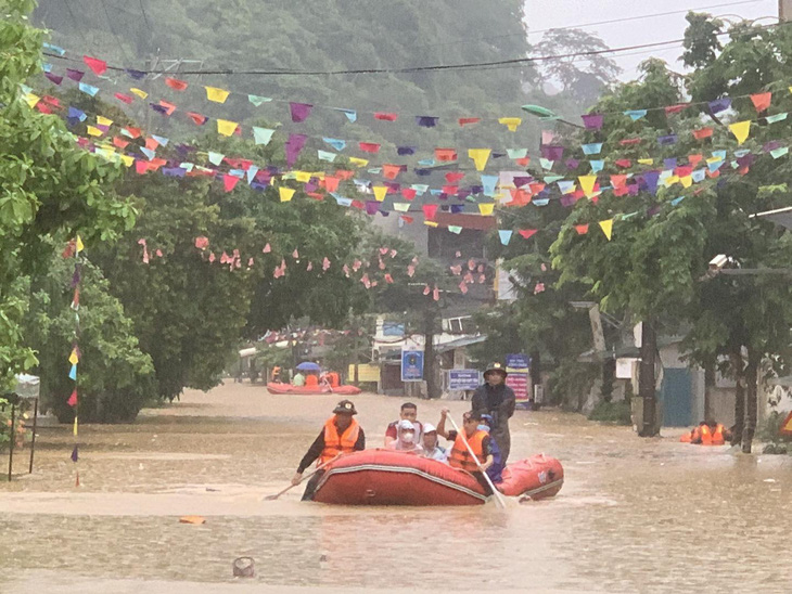 Lực lượng cứu hộ cứu nạn đưa người dân ở khu vực ngập sâu đến nơi an toàn - Ảnh: Phòng cảnh sát phòng cháy chữa cháy và cứu hộ cứu nạn Công an tỉnh Hà Giang