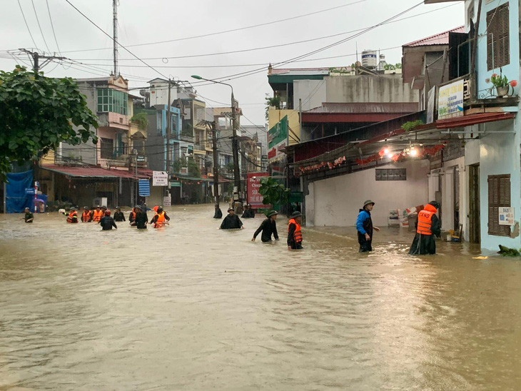 Lực lượng cứu hộ cứu nạn hỗ trợ người dân ở khu vực ngập sâu - Ảnh: Báo Hà Giang