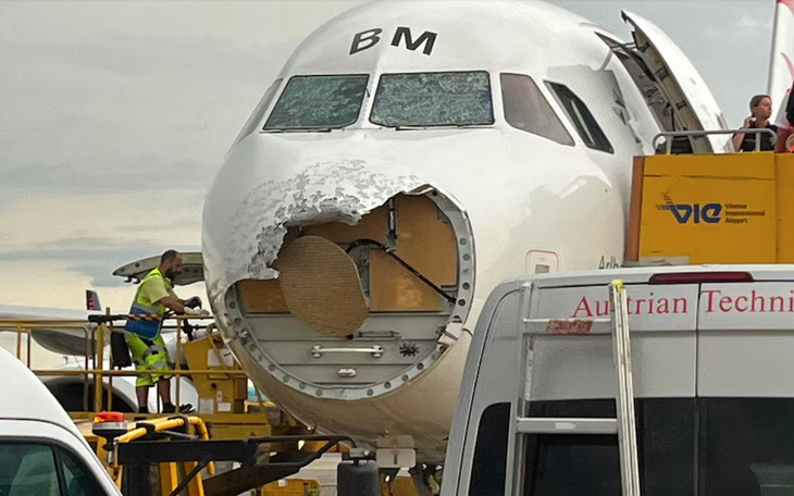 Máy bay Airbus A320 của Austrian Airlines vỡ toác mũi vì mưa đá dữ dội