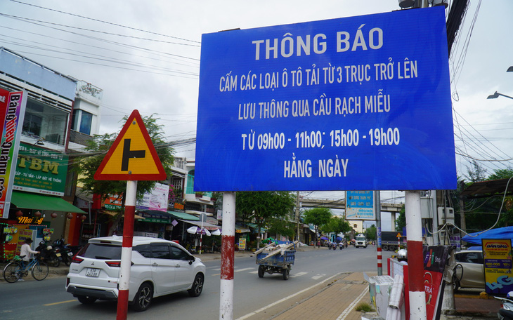 Ngày đầu cấm xe tải 3 trục qua cầu Rạch Miễu, giao thông thông thoáng