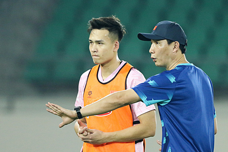 Mittelfeldspieler Bui Hoang Viet Anh wurde in den letzten Trainingseinheiten von Trainer Kim Sang Sik intensiv betreut - Foto: VFF