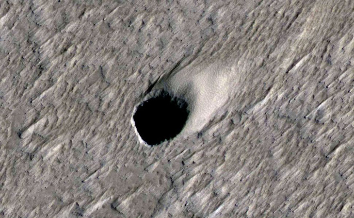 Một hố khác trên núi lửa Arsia Mons - Ảnh: NASA