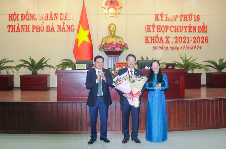 Thường trực HĐND TP và Thường trực UBMTTQVN TP Đà Nẵng tặng hoa chúc mừng ông Ngô Xuân Thắng - Ảnh: H.K