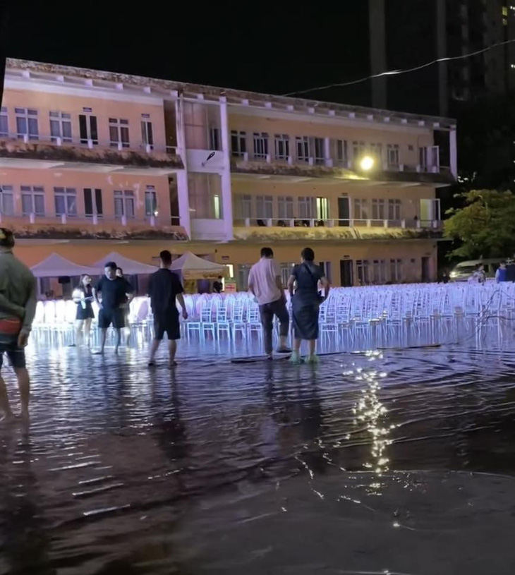 Khán đài và sân khấu trong đêm diễn của Hương Tràm bị ngập nặng trước giờ diễn vì mưa to